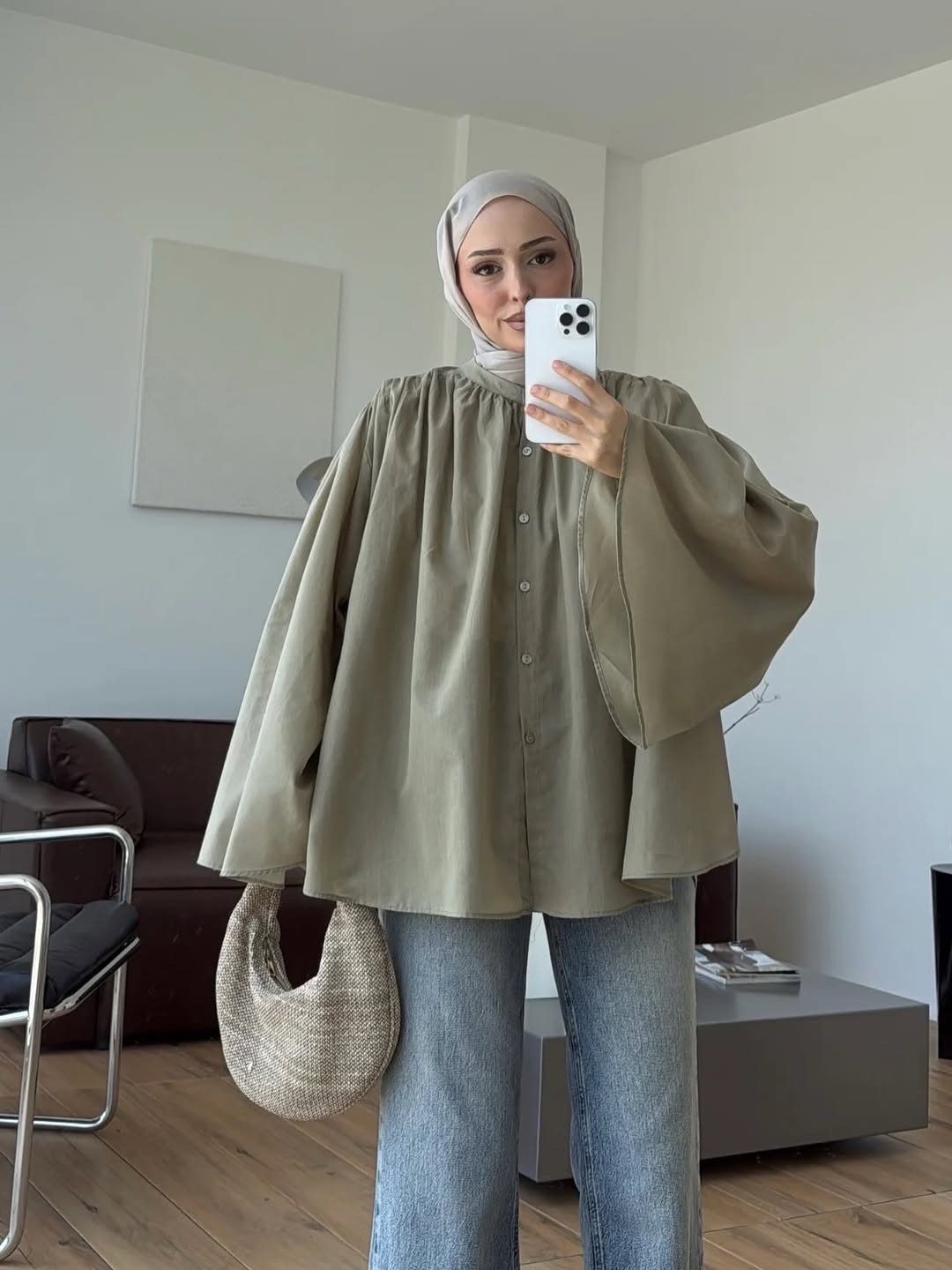 قميص نسائي واسع بتصميم كلوش من الخلف وأكمام واسعة - الصورة 6