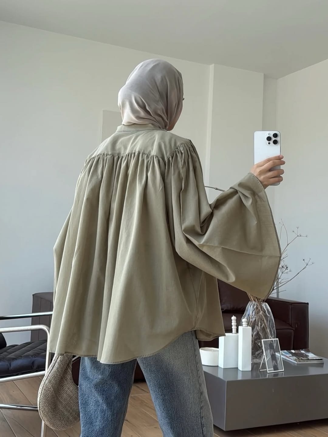 قميص نسائي واسع بتصميم كلوش من الخلف وأكمام واسعة - الصورة 5