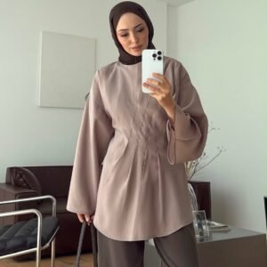 قميص نسائي أنيق بتصميم بنسات مائلة وأكمام واسعة